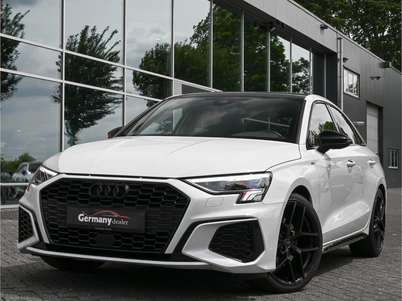 Audi A3 Limousine - 35TFSI S edition RS-Zetels 19-Inch ACC M-Led Navi RS-Stuur Virtual Lane - AutoWereld.nl