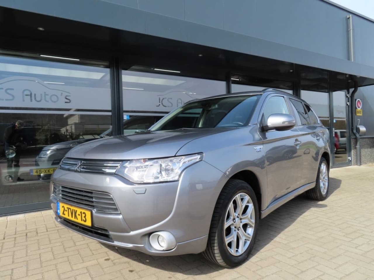 Mitsubishi Outlander - 2.0 PHEV Executive Edition Ecc Navi Trekhaak 2014 - AutoWereld.nl