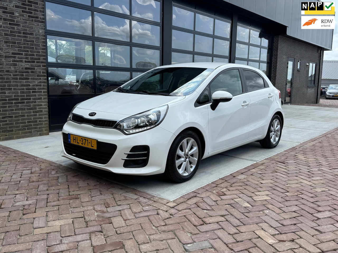 Kia Rio - 1.2 CVVT ExecutiveLine | 1/2 Leer | Navi | Clima | Cruise | - AutoWereld.nl