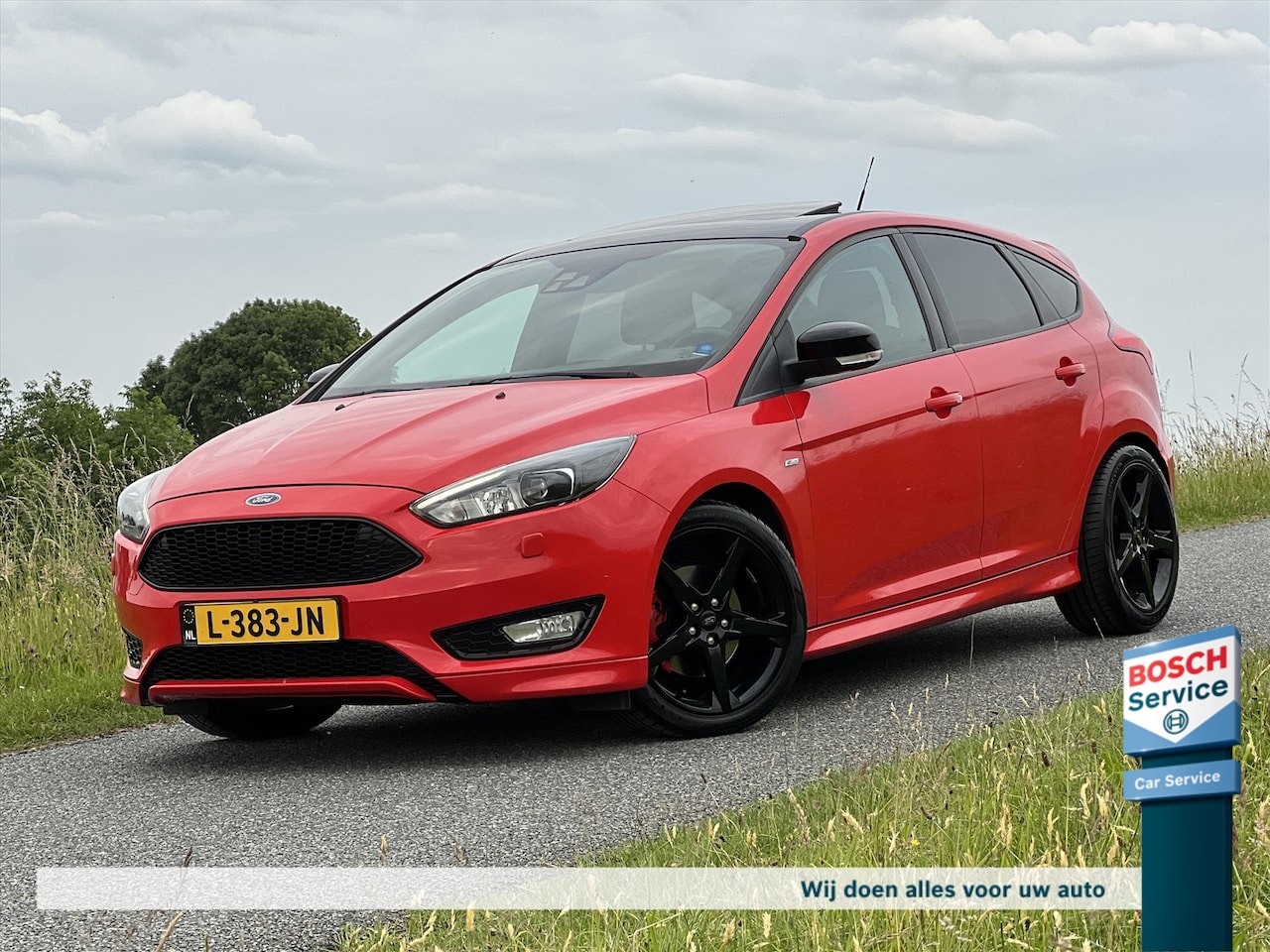 Ford Focus - 1.5 EcoBoost 150PK ST-Line / Pano / Stoelverwarming / Afneembare trekhaak / Stuurverwarmin - AutoWereld.nl