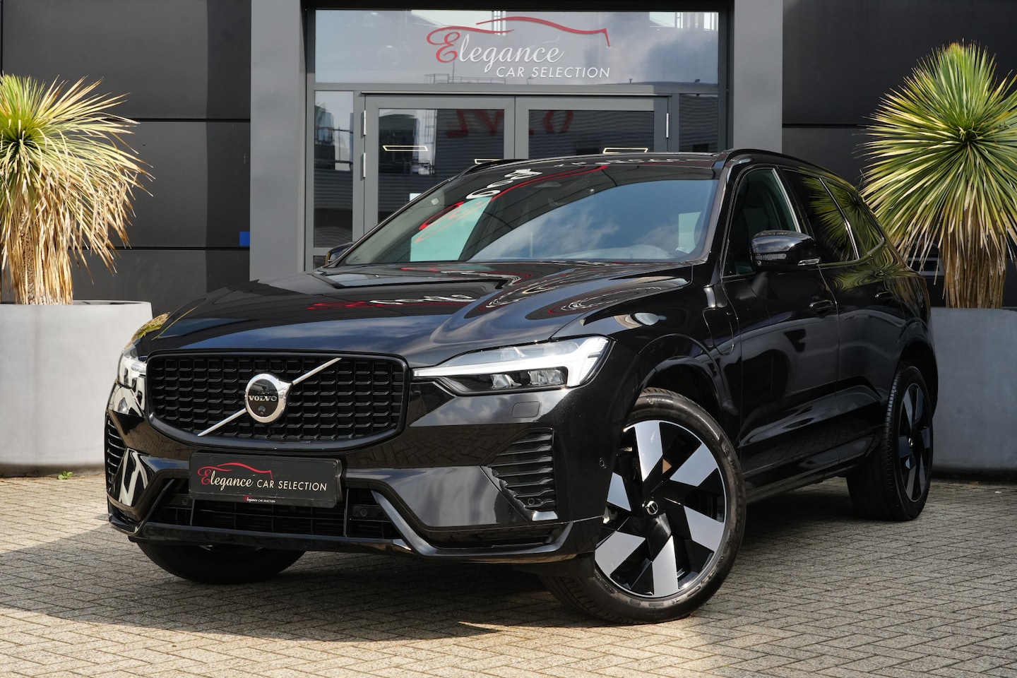 Volvo XC60 - 2.0 T6 Plug-in hybrid AWD Plus Dark 350pk Panoramadak/Stoelverwarming/HarmanKardon - AutoWereld.nl