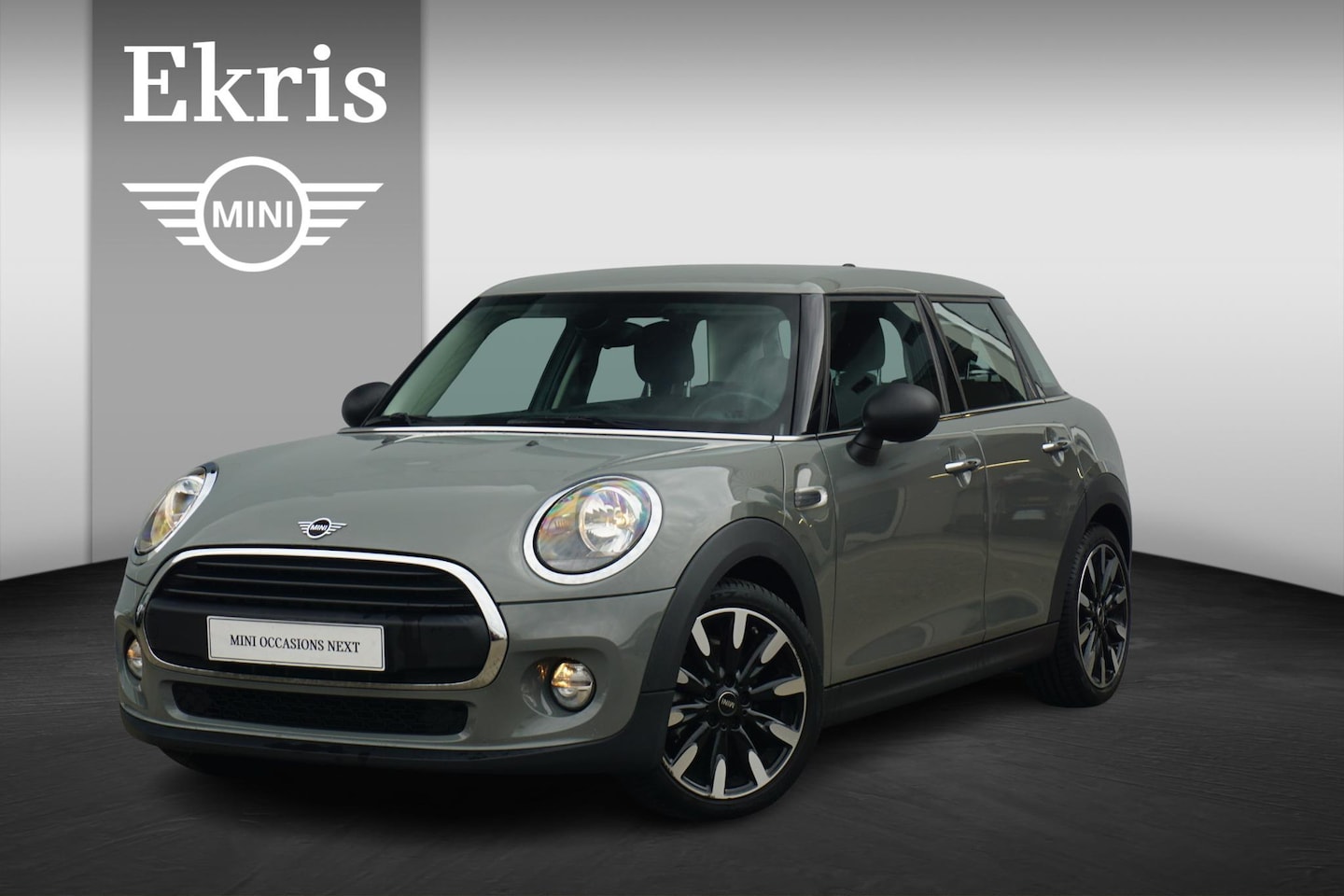 MINI One - 5-Deurs 1.5 First / 17'' LM Velgen / Navigatie / Parkeersensoren / - AutoWereld.nl
