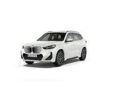 BMW iX1 - eDrive20 M-Sport | Premium Pack | Trekhaak | Panoramadak | Driving Assistant | 18" | Comfo