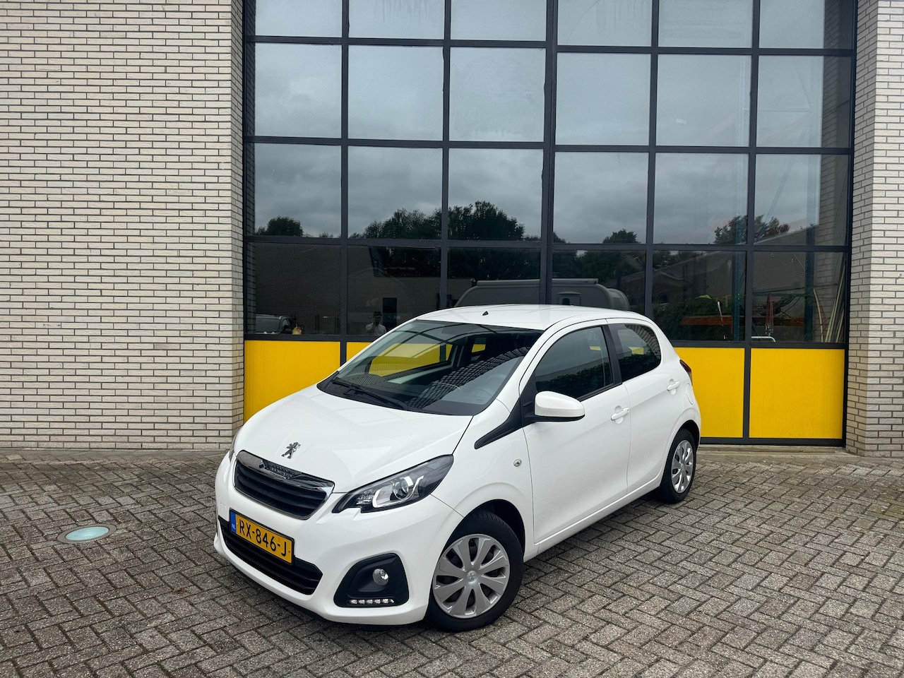 Peugeot 108 - 4 seizoenen banden, Airco & Bluetooth - AutoWereld.nl