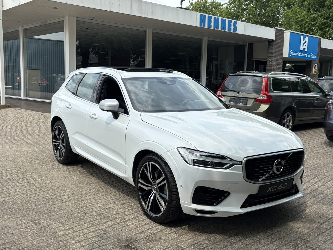 Volvo XC60 - T8 AWD R-Design Keyless 360 Luchtvering Pano - AutoWereld.nl