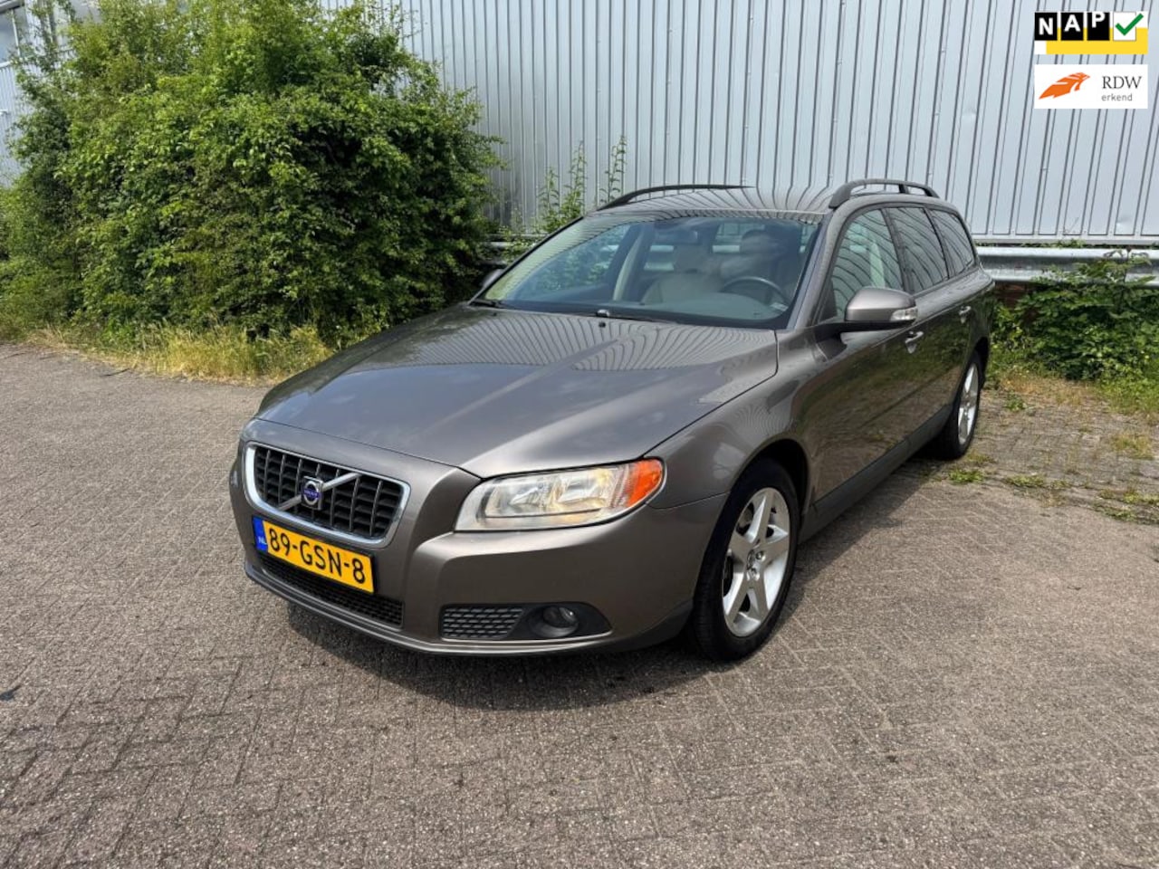 Volvo V70 - 2.5T Momentum * 100% Onderhouden * APK 03-2026 * - AutoWereld.nl