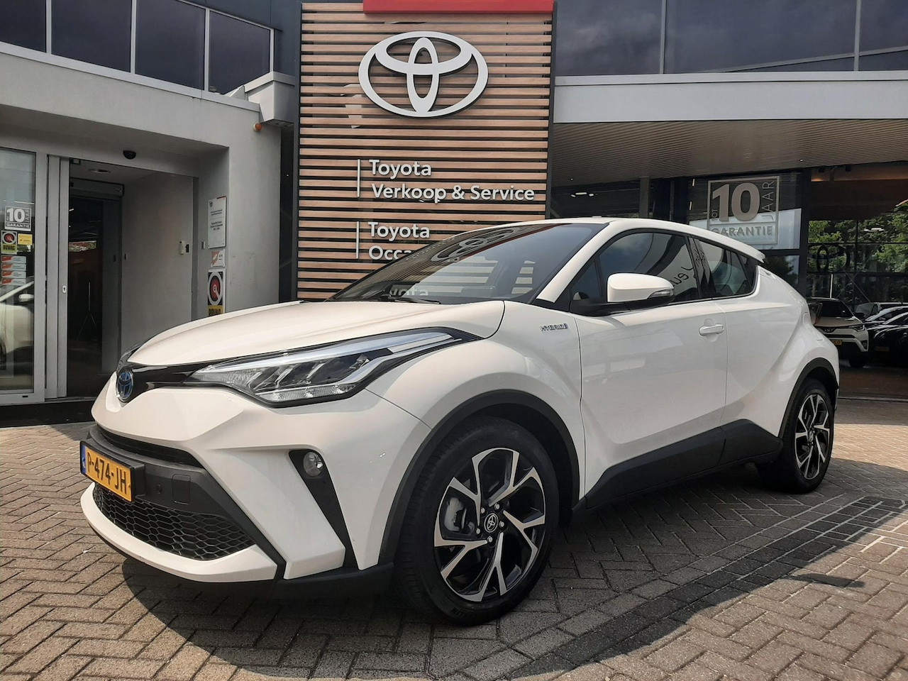 Toyota C-HR - 2.0 Hybrid Dynamic 184PK NAVI KEYLESS APPLE/ANDROID AD-CRUISE PARKSENSOREN 18"LMV NL-AUTO - AutoWereld.nl