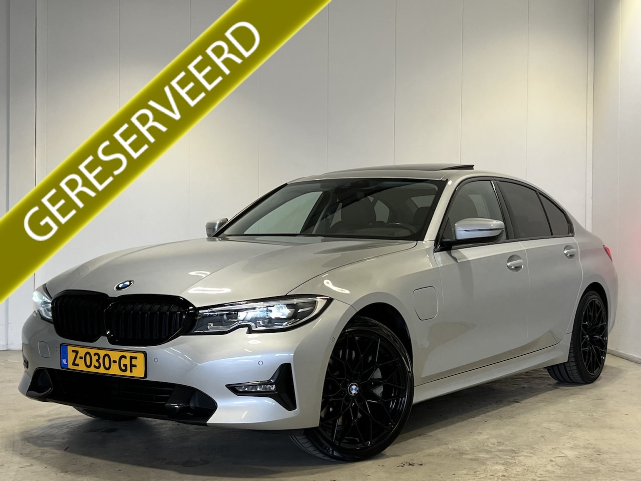 BMW 3-serie - 330e High Executive | Navigatie/Android/Apple Carplay | LM Velgen 17" | Voorstoelen Verwar - AutoWereld.nl