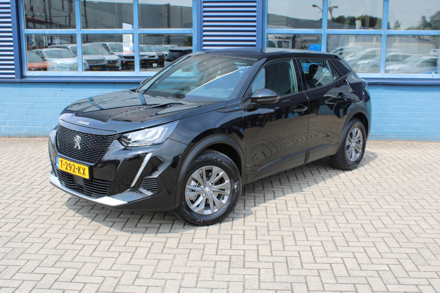 Peugeot e-2008 - Active Pack 50 kWh Navigatie Systeem | Parkeersensoren | Led Koplampen - AutoWereld.nl