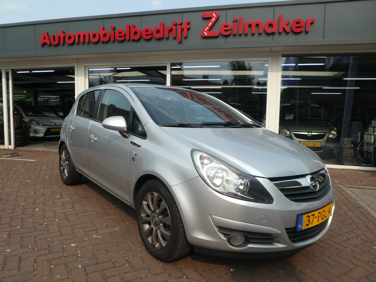 Opel Corsa - 1.2-16V '111' Edition 1.2-16V '111' Edition - AutoWereld.nl