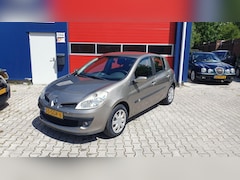 Renault Clio - 1.6-16V AUTOMAAT 5 DEURS AIRCO CRUISE