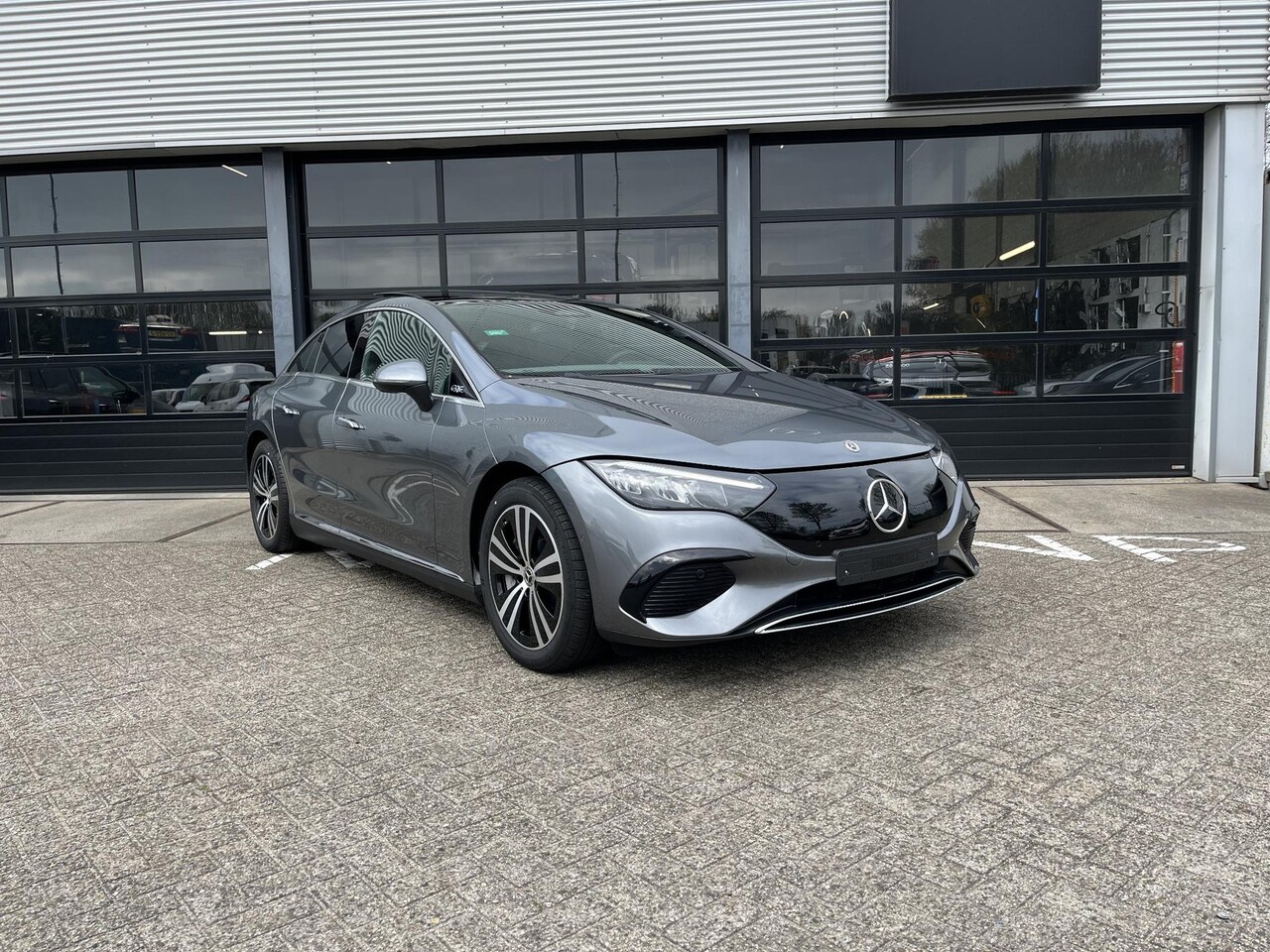 Mercedes-Benz EQE - 300 Business LIMITED | Panoramadak | Donkergetint Glas Achter | Apple CarPlay | Android Au - AutoWereld.nl