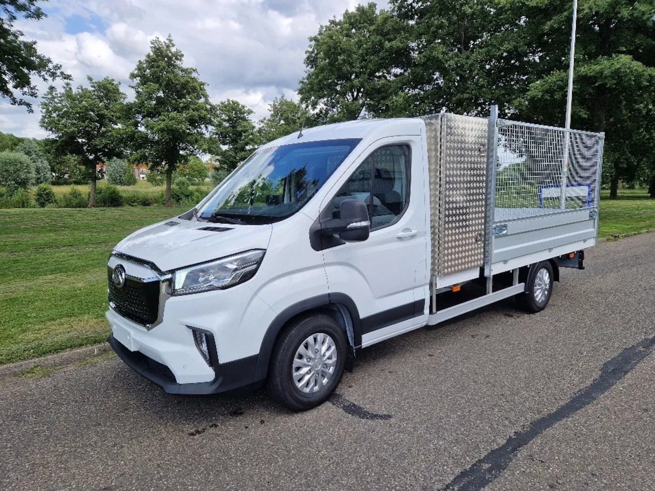 Maxus eDeliver 9 - e-Deliver9 CC L3 met Open Laadbak en opbergkast 100% elektrisch - AutoWereld.nl