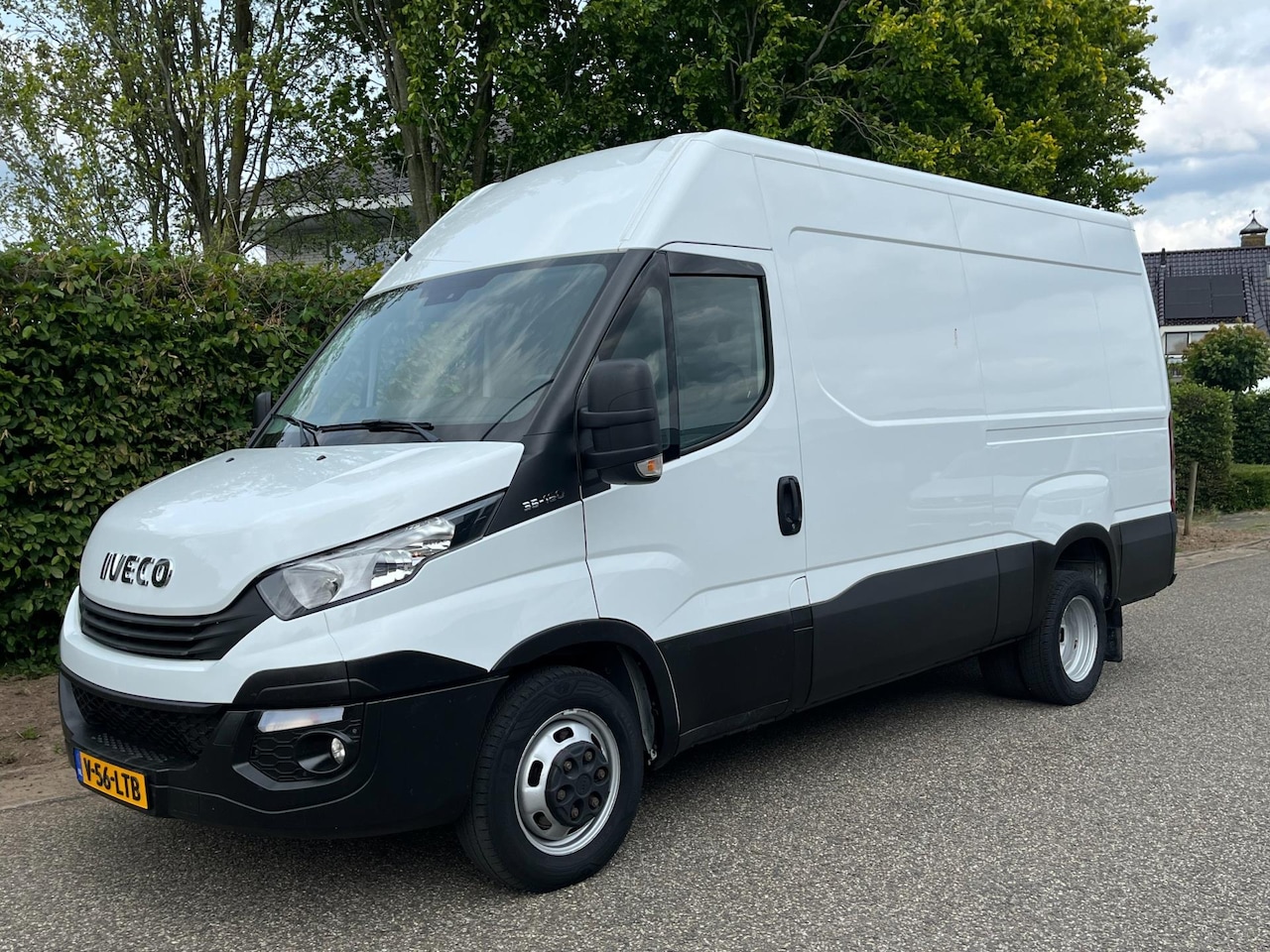 Iveco Daily - 35C18 3.0 180pk L2H2 Automaat | 3500kg trekgewicht - AutoWereld.nl