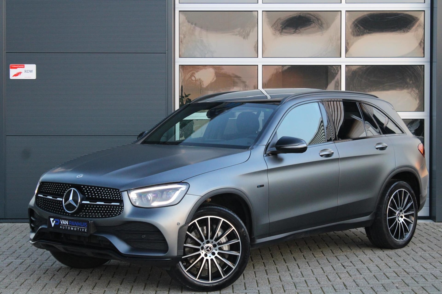 Mercedes-Benz GLC-klasse - 300e 4MATIC AMG-Line | Pano | Burmester | 20'' - AutoWereld.nl