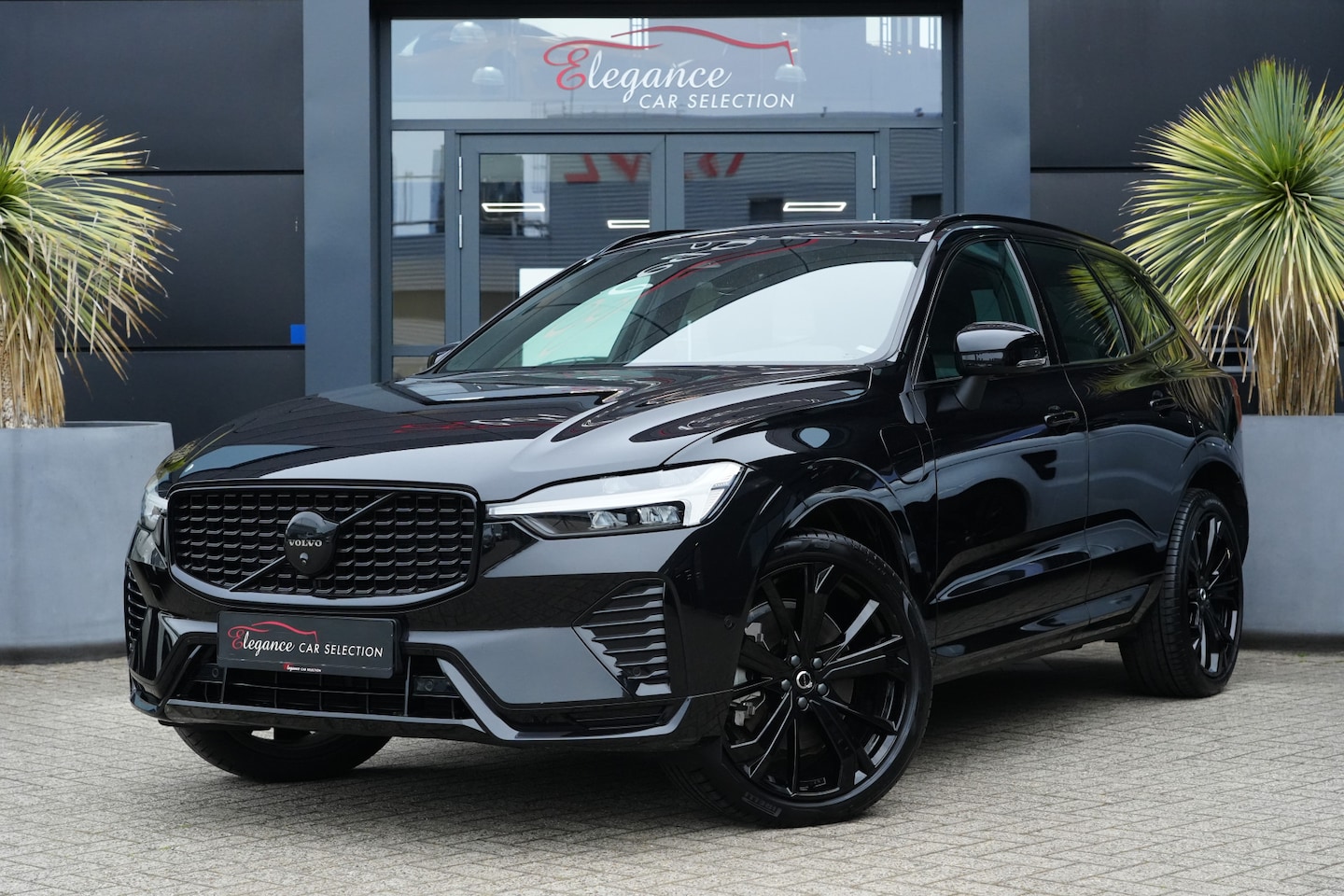 Volvo XC60 - 2.0 T6 Recharge AWD Plus Black Edition 350pk Panoramadak/HarmanKardon/360Camera - AutoWereld.nl