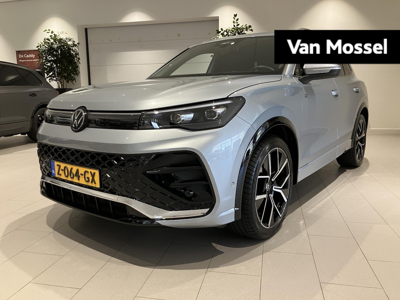 Volkswagen Tiguan - 1.5 eTSI R-Line Business 150 PK | Apple Carplay | Stoelmassage | Sportstoelen | Achteruitr - AutoWereld.nl