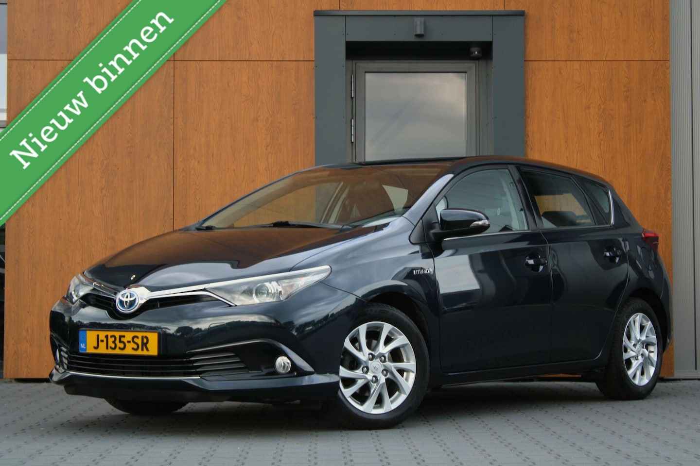 Toyota Auris - 1.8 Hybrid Dynamic | Navigatie | Clima | Camera - AutoWereld.nl