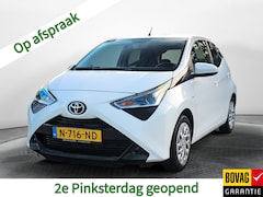 Toyota Aygo - 1.0 VVT-i x-play (73 PK) 2e-Eig. & Dealer-Onderh. BOVAG-Garantie. NL-Auto. Navigatie/Apple