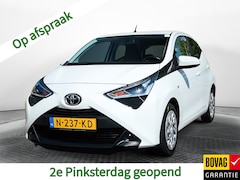Toyota Aygo - 1.0 VVT-i x-play (73 PK) 1-Eig. & Dealer-Onderh. BOVAG-Garantie. NL-Auto. Navigatie/Apple