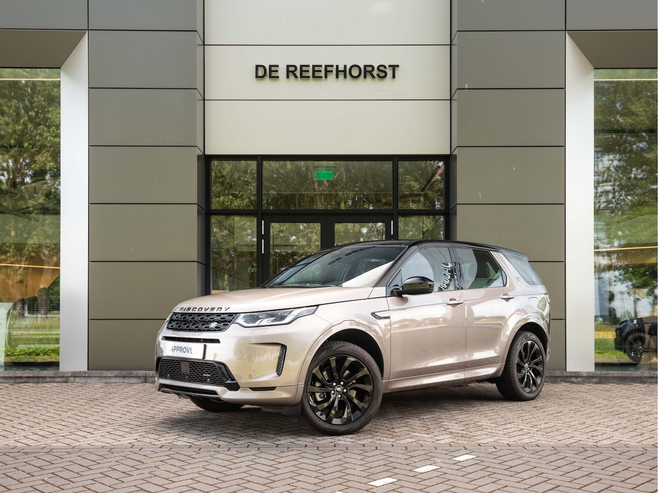 Land Rover Discovery Sport - P300e R-Dynamic S | Light Oyster | Adaptive Cruise | Elek. Haak | LED - AutoWereld.nl