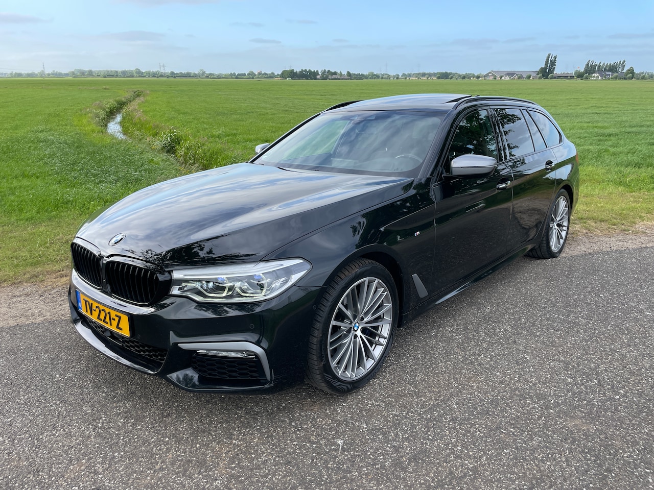 BMW 5-serie Touring - 530i High Executive pano dak, sportstoelen, navi (2025), CarPlay, LED koplampen, head-up display en trekhaak - AutoWereld.nl