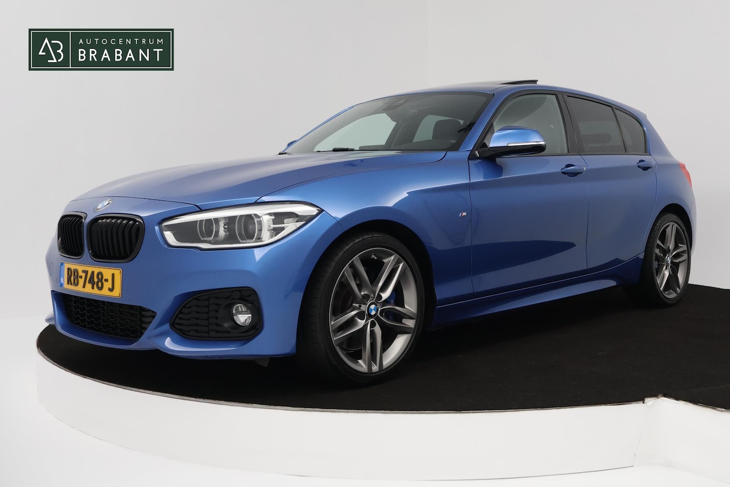 BMW 1-serie - 118i High Executive M Sport AUTOMAAT (PANORAMADAK, M-PAKKET, STOELVERWARMING, LED, PARKEER - AutoWereld.nl