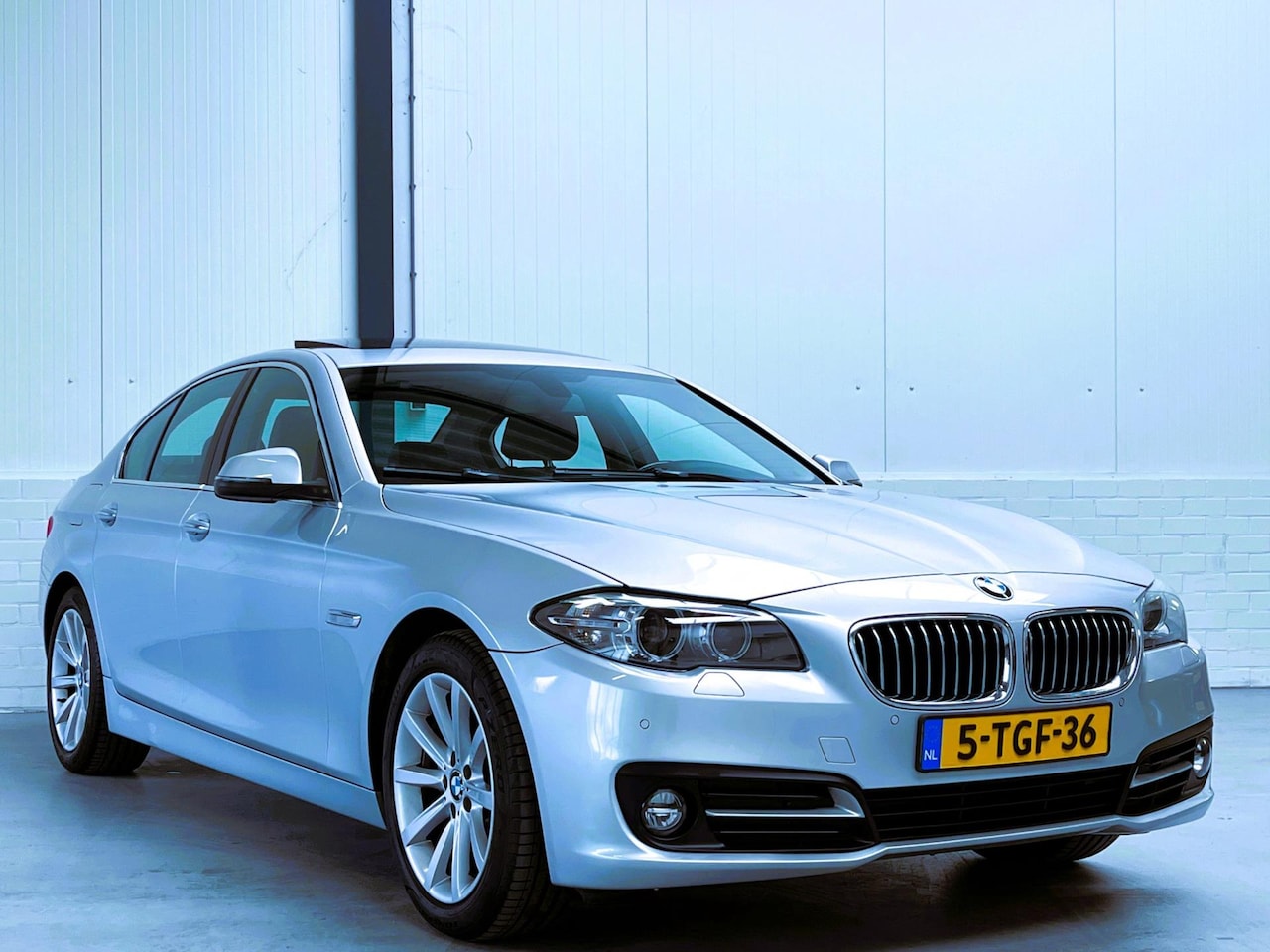 BMW 5-serie - 520i Schuifdak|Leder|Trekhaak - AutoWereld.nl