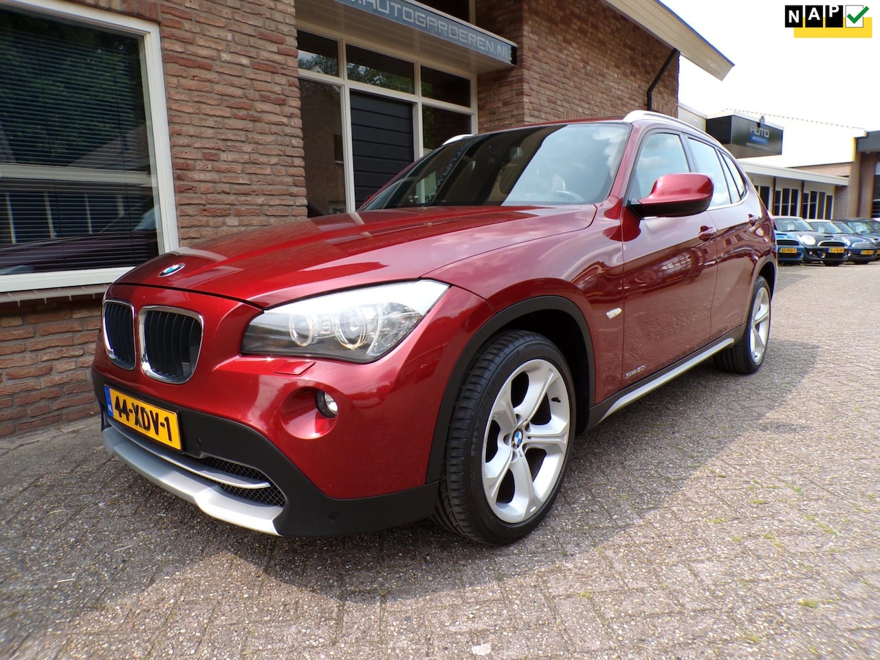 BMW X1 - SDrive20i Automaat / Leder / Navi / Panoramadak - AutoWereld.nl