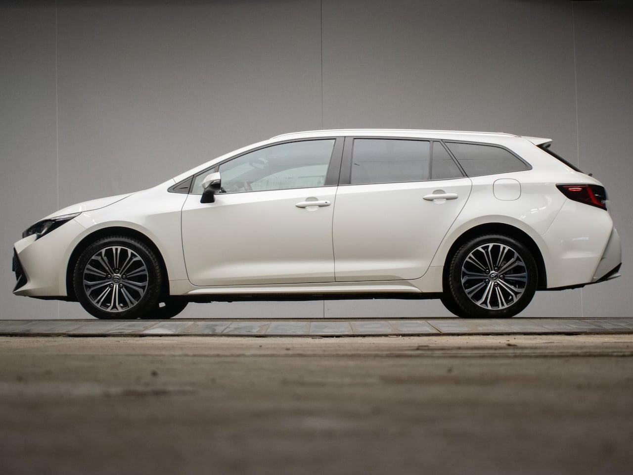 Toyota Corolla Touring Sports - 1.2 Turbo Dynamic Sport (APPLE CARPLAY,NAVI,LED,CRUISE,CLIMATE,STOELVERWARMING,TREKHAAK,CA - AutoWereld.nl