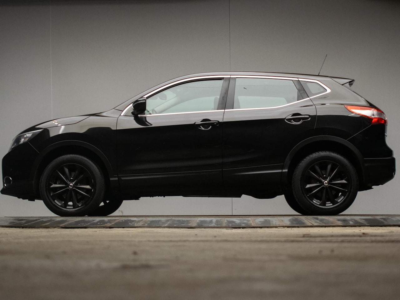 Nissan Qashqai - 1.2 Acenta BLACK SPORT (NAVI,LED,XENON,STOELVERWARMING,CAMERA,PDC,GETINT,TREKHAAK,CRUISE,C - AutoWereld.nl