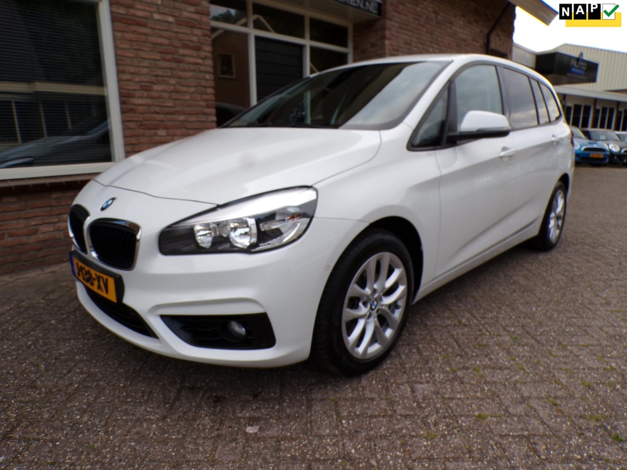 BMW 2-serie Gran Tourer - 220i Automaat / Clima / Navi / Stoelverwarming / Trekhaak Afneembaar - AutoWereld.nl