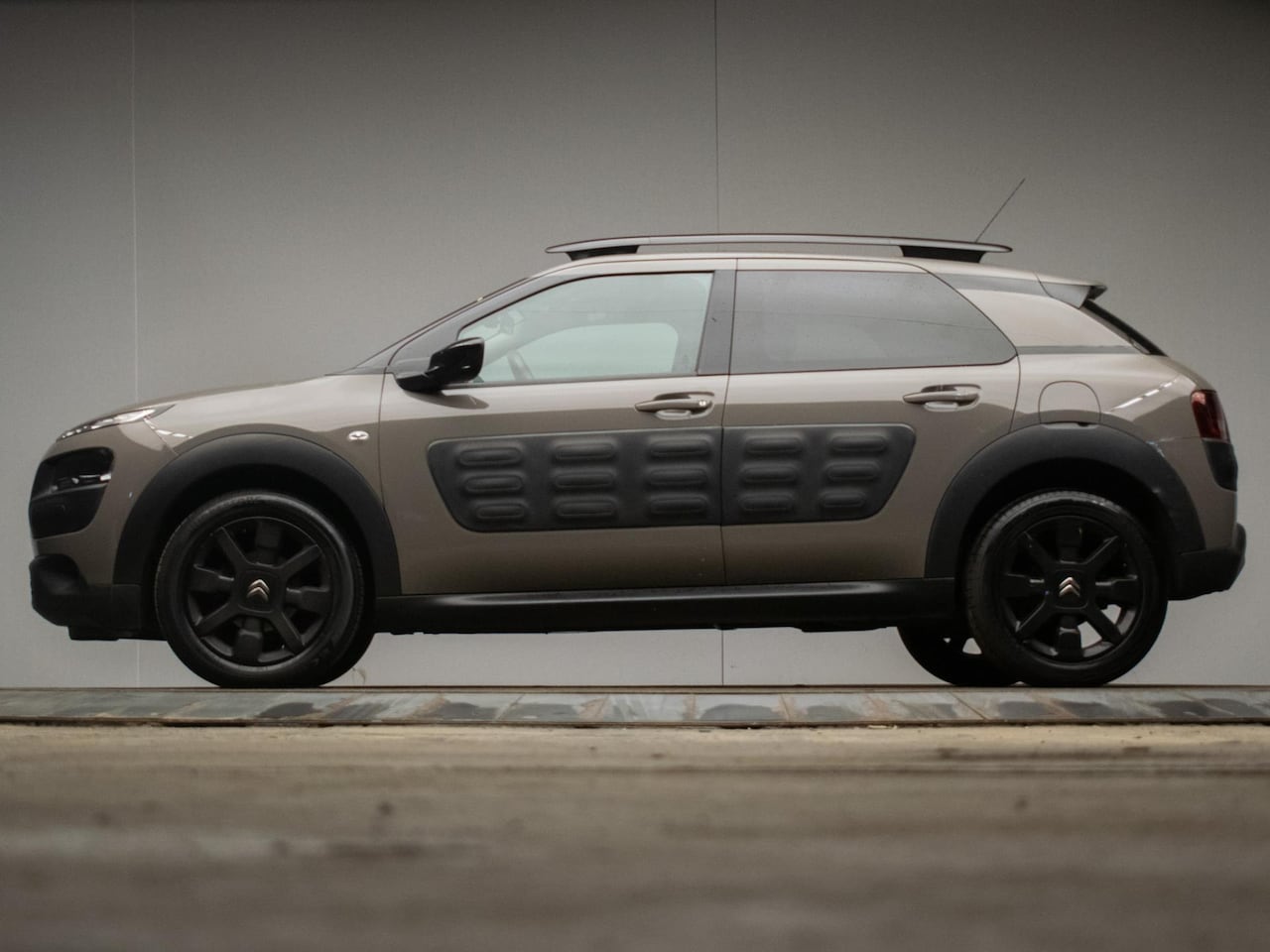 Citroën C4 Cactus - 1.2 PureTech Shine Sport (PANORAMADAK,NAVI,CAMERA,LM VELGEN,GETINT,PDC,CRUISE,CLIMATE,SPOR - AutoWereld.nl