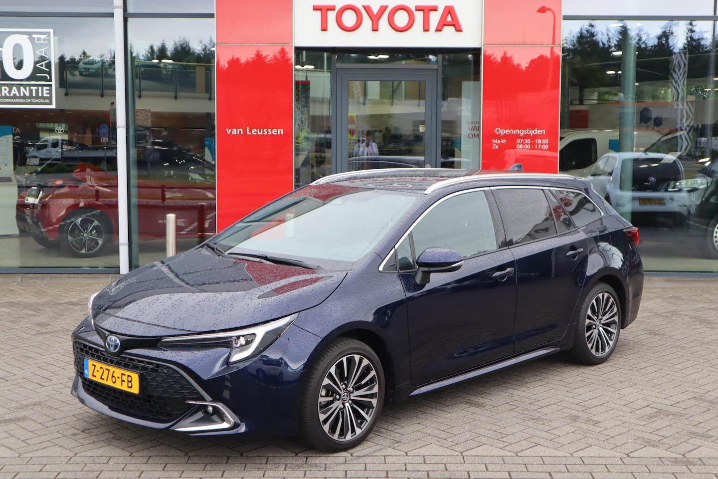 Toyota Corolla Touring Sports - Hybrid 140 Dynamic NAVI PARK-SENSOREN BLIND-SPOT KEYLESS APPLE/ANDROID LM-VELGEN EL-ACHTER - AutoWereld.nl