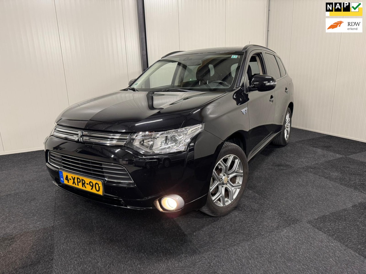 Mitsubishi Outlander - 2.0 PHEV Instyle DAK/LEDER/CAMERA/XENON/NAP/DEALER - AutoWereld.nl