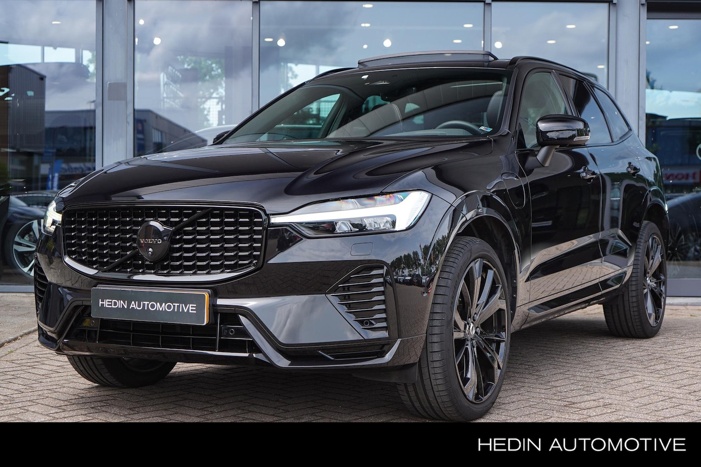 Volvo XC60 - 2.0 T8 Plug-in hybrid AWD Ultimate Black Edition | Luchtvering | Head-up display | Panoram - AutoWereld.nl