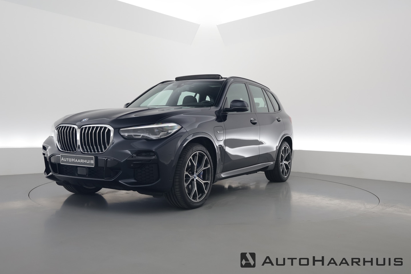 BMW X5 - xDrive45e M Sport | Pano | HUD | Luchtvering | Stoelventilatie | Massage | Elek. Trekhaak - AutoWereld.nl