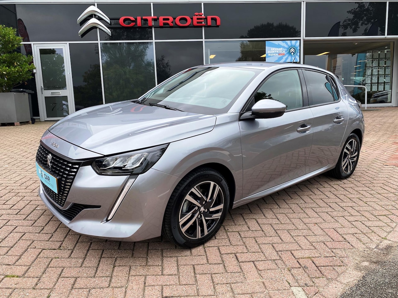 Peugeot 208 - 1.2 Turbo 100pk Allure | navigatie, 16 inch velgen, dab, camera, parkeersensoren, apple ca - AutoWereld.nl