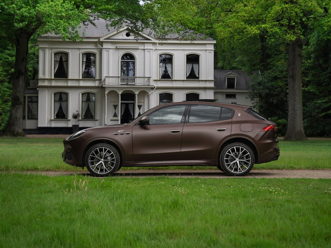 Maserati Grecale - GT 300pk MHEV | 1e eig | Bronzo Opaco | Pano-dak | Sonus Faber | Stoelventilatie - AutoWereld.nl
