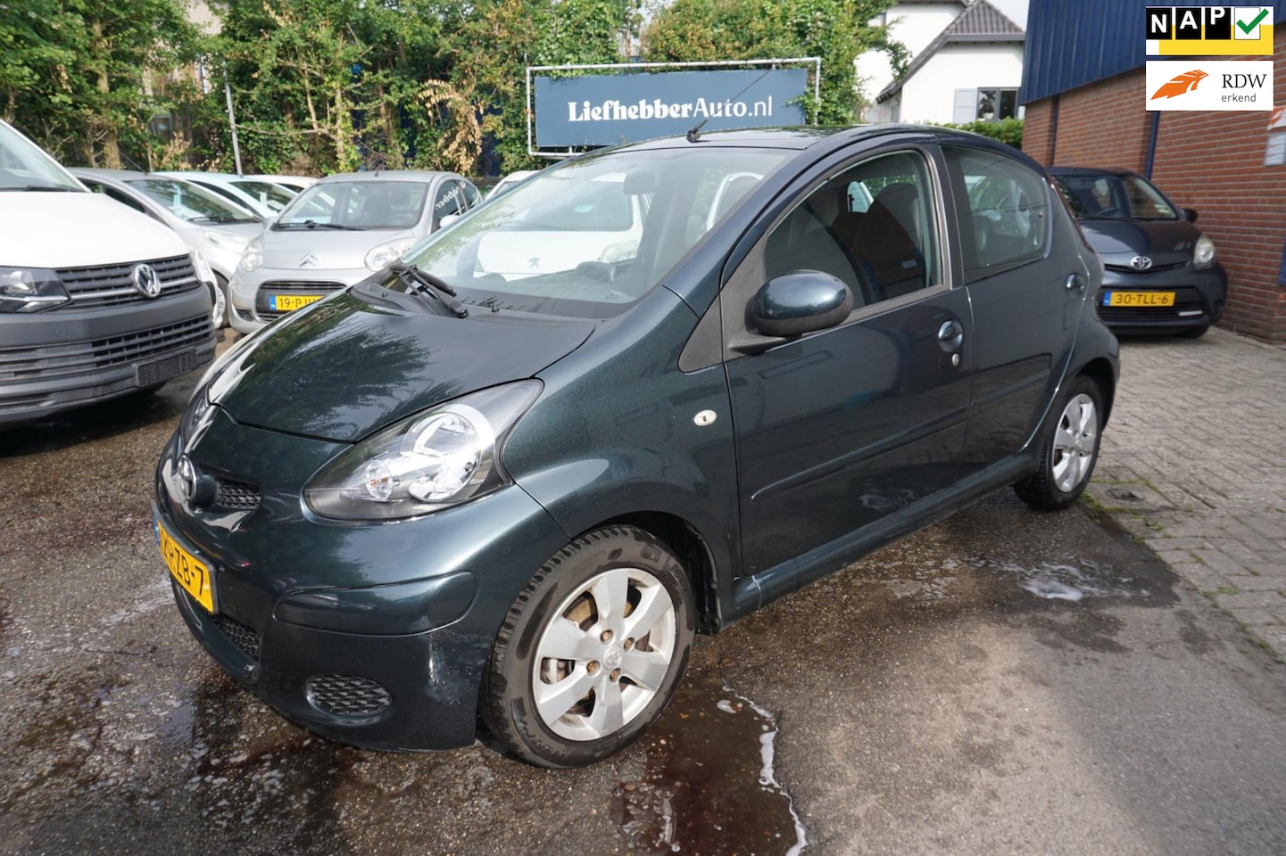Toyota Aygo - 1.0-12V Aspiration Green Navigator / Airco / Leder/Alcantara - AutoWereld.nl