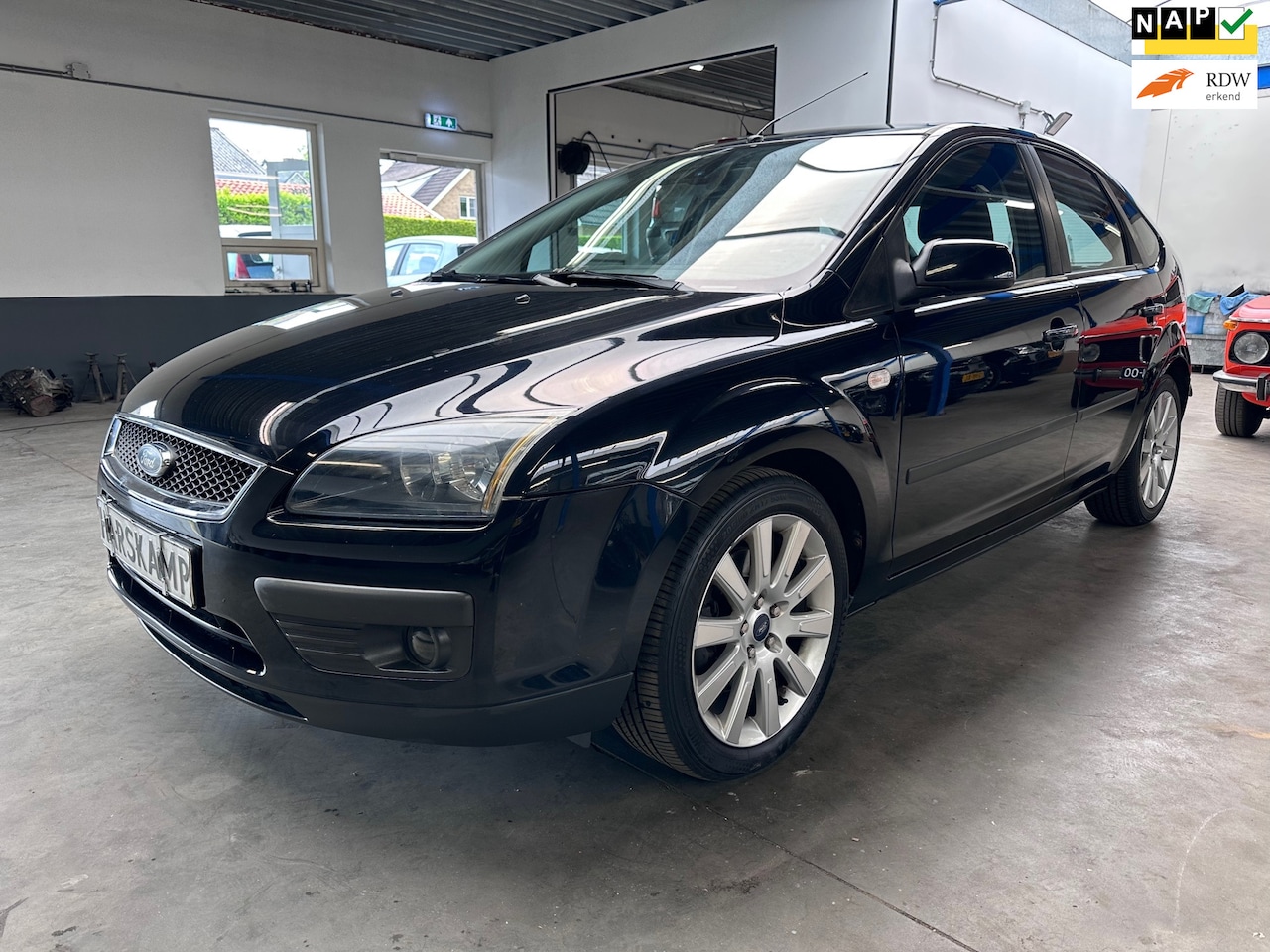 Ford Focus - 2.0-16V Futura|Airco|Navi|Cruise|PDC - AutoWereld.nl