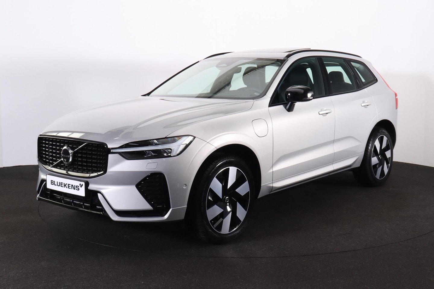 Volvo XC60 - T6 Recharge AWD Ultra Dark - Panorama/schuifdak - IntelliSafe Assist & Surround - 360º Cam - AutoWereld.nl