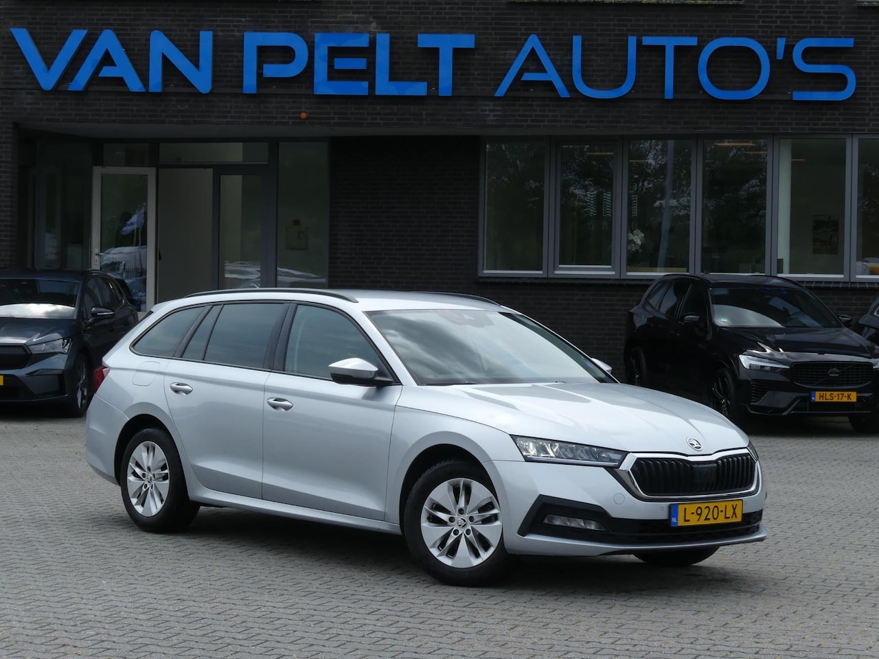 Skoda Octavia Combi - 1.0 TSI Business Edition / Wireless Carplay / Virtual / LED - AutoWereld.nl