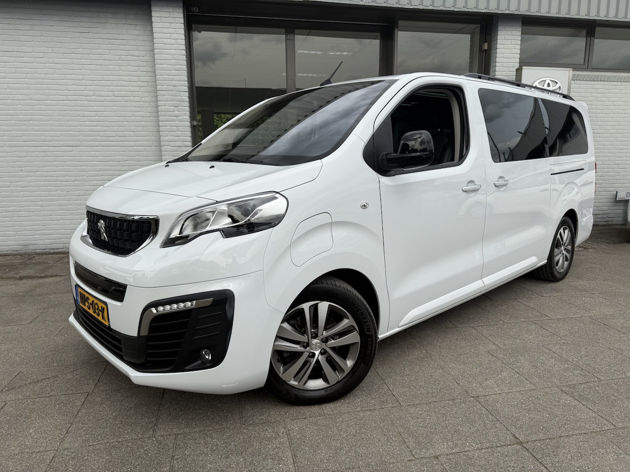 Peugeot e-Traveller - 75 kwh Long | 8 Personen | Elektrisch | Elektrische deuren | - AutoWereld.nl