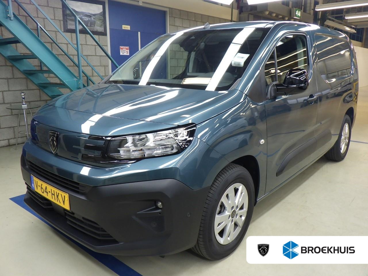 Peugeot e-Partner - 136 L2 50 kWh FACELIFT MODEL! | 3 ZITPLAATSEN | TREKHAAK | BETIMMERING LAADRUIMTE | 4,9% R - AutoWereld.nl