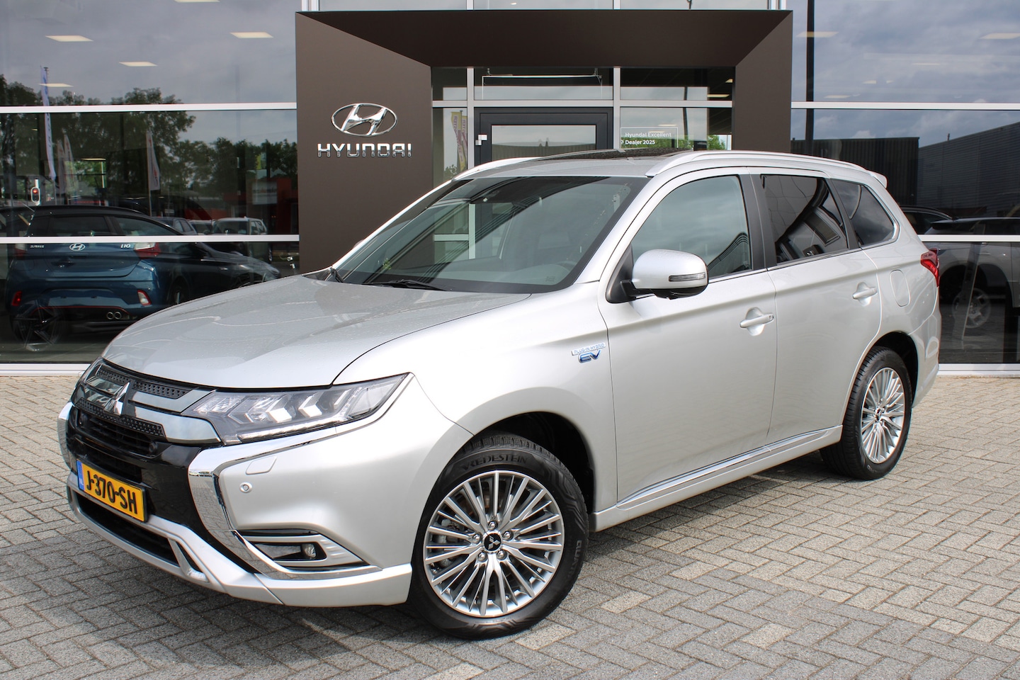 Mitsubishi Outlander - 2.4 PHEV Instyle | Vaste trekhaak | Lederen bekleding | Parkeersensoren voor en achter | A - AutoWereld.nl