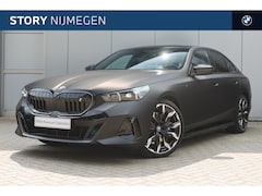 BMW i5 - eDrive40 M Sport / Panoramadak / Adaptieve LED / Stoelventilatie / Comfort Access / Parkin