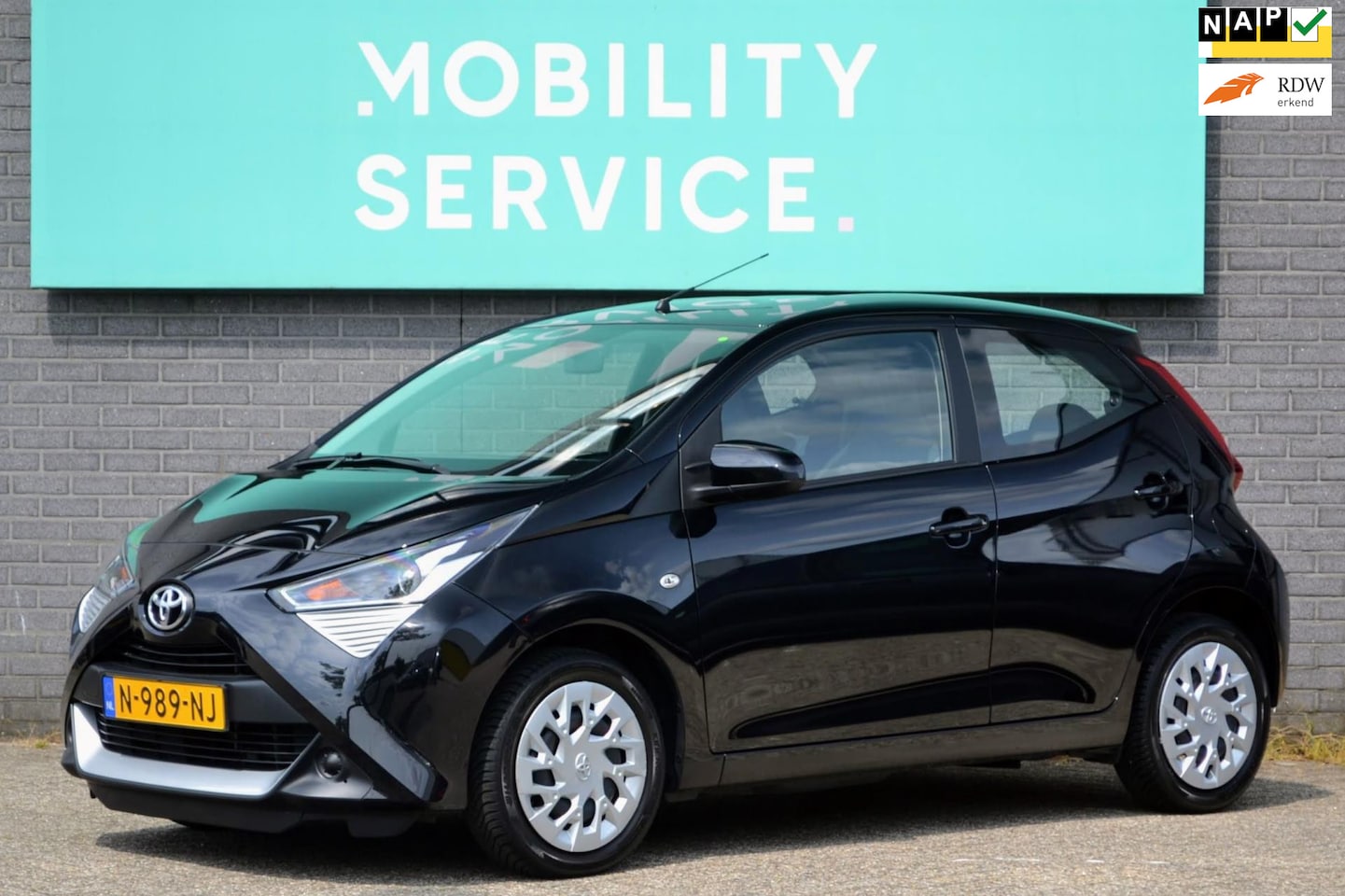 Toyota Aygo - 1.0 VVT-i x-play AC Cam CarPlay CV - AutoWereld.nl
