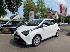Toyota Aygo - 1.0 VVT-I X-PLAY / AIRCO / CAMERA / NAVI / BLUETOOTH