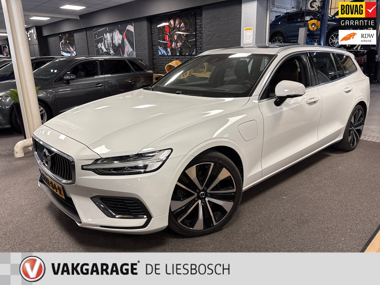 Volvo V60 - 2.0 T6 Recharge AWD R-Design / Panoramadak / Leder / head-up / Harman-Kardon - AutoWereld.nl